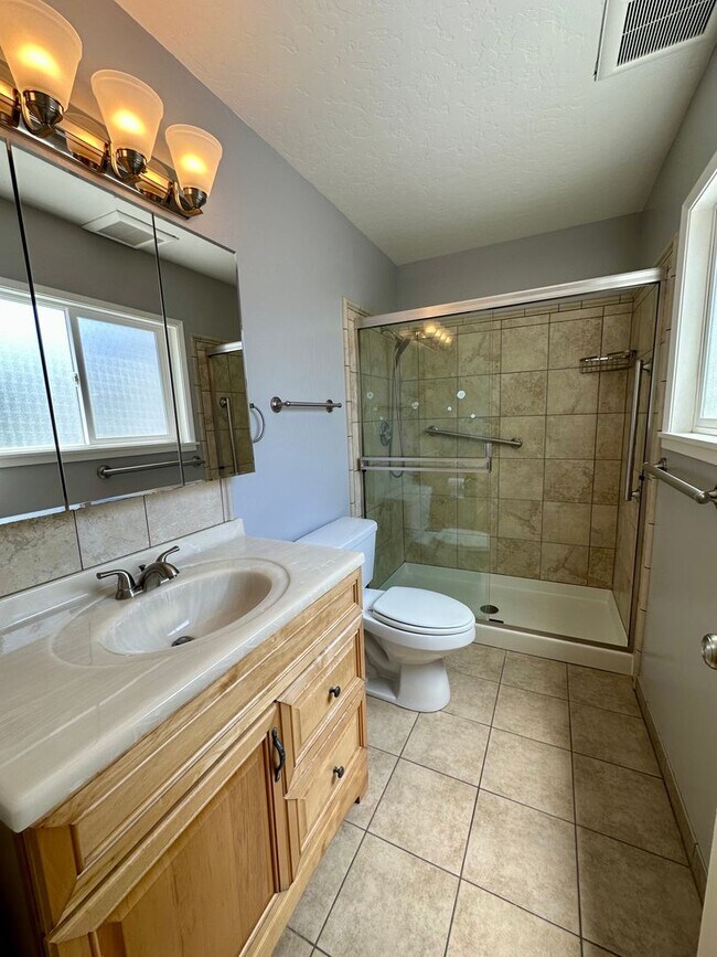 Building Photo - Gorgeous 4 BEDROOM 2 BATH !