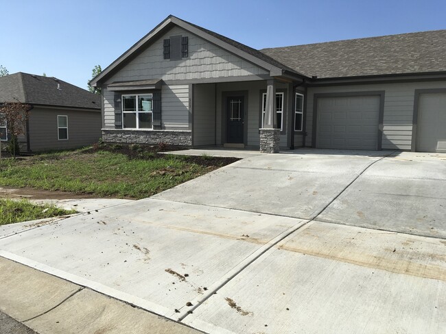 Building Photo - Single Level 2 Bed 1 Car Attached Villa in...