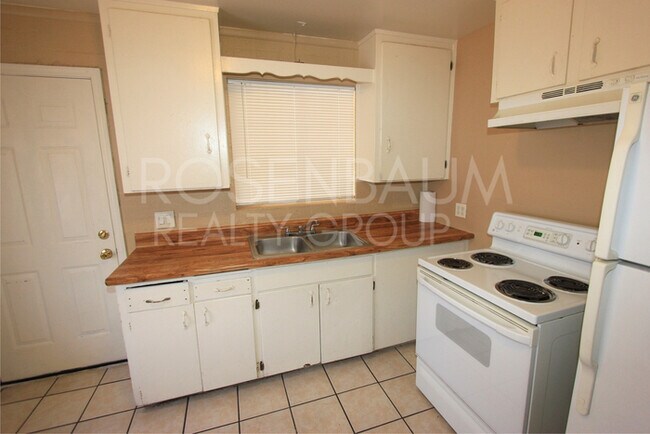 Building Photo - Beautiful 3-beds, 1-bath apartment in the ...