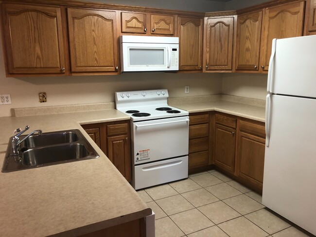 Building Photo - 2 Bedroom 2 Bathroom Condo--Available 06/0...