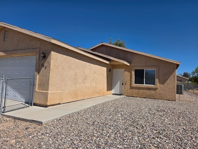 Foto del edificio - 3 Bed/2 bath home located in desirable Holiday Shores, Bullhead City AZ.