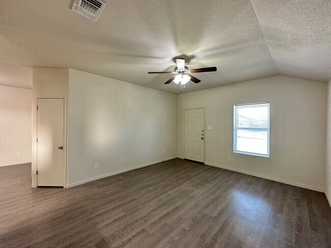 Foto del edificio - 5708 Rustler Dr