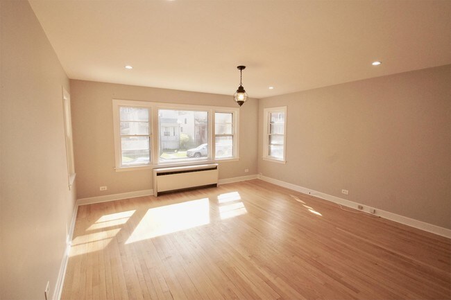 Building Photo - 4954 N Leavitt St