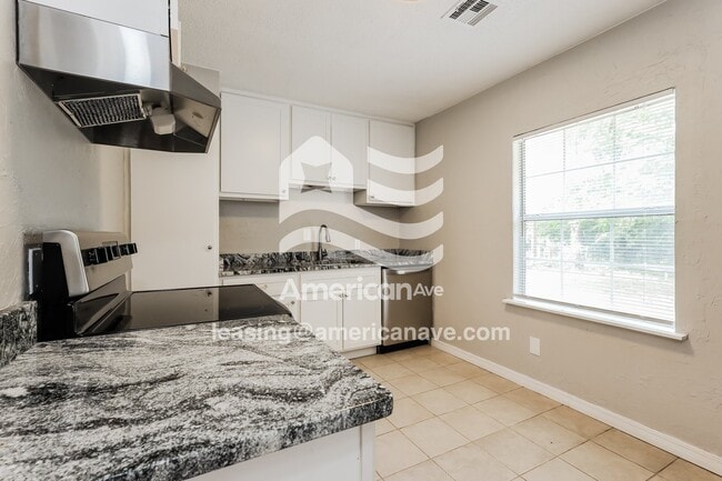 Building Photo - 4017 Dogwood Dr