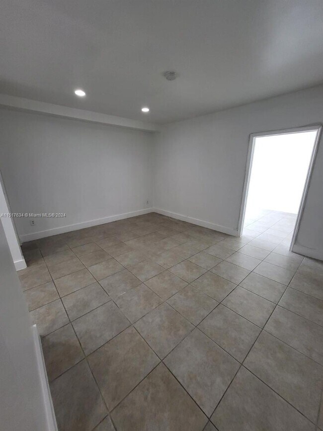 Building Photo - 2332 NE 2nd Ave