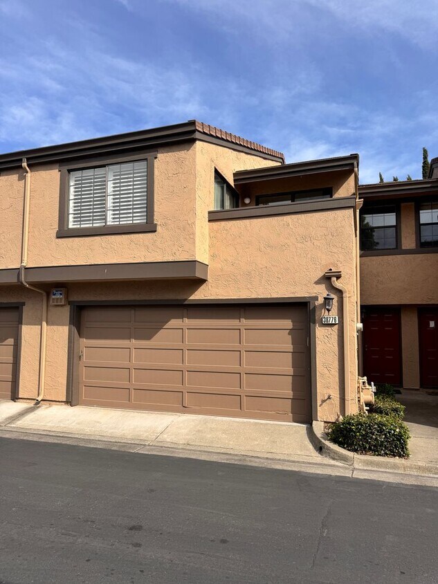 Foto principal - Move In Ready! Fremont 3 beds 2 baths Near...