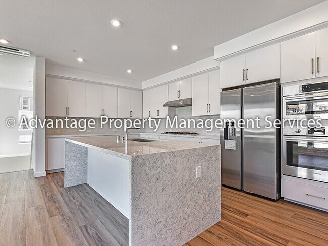 Building Photo - Luxury 5 bedroom, 3 bathroom, 2,904 sq. ft...