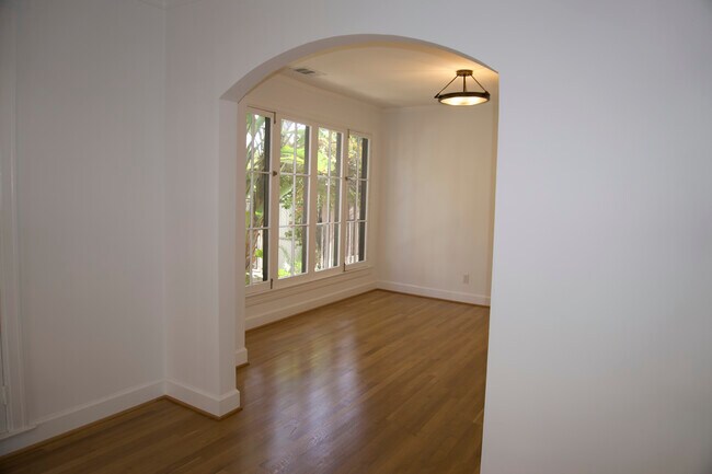 Dining room - 242 N Irving Blvd