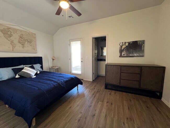 Building Photo - 1209 SW OKLAHOMA UNIT A/B (FULLY FURNISHED...