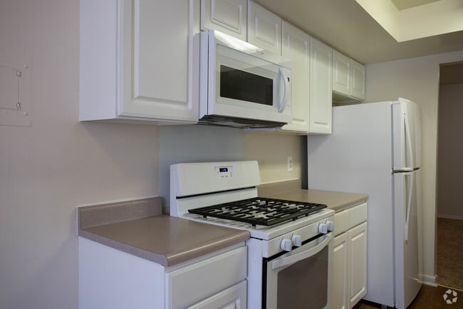 2BR, 2BA - 1100 SF - St. Charles at Olde Court Apartments