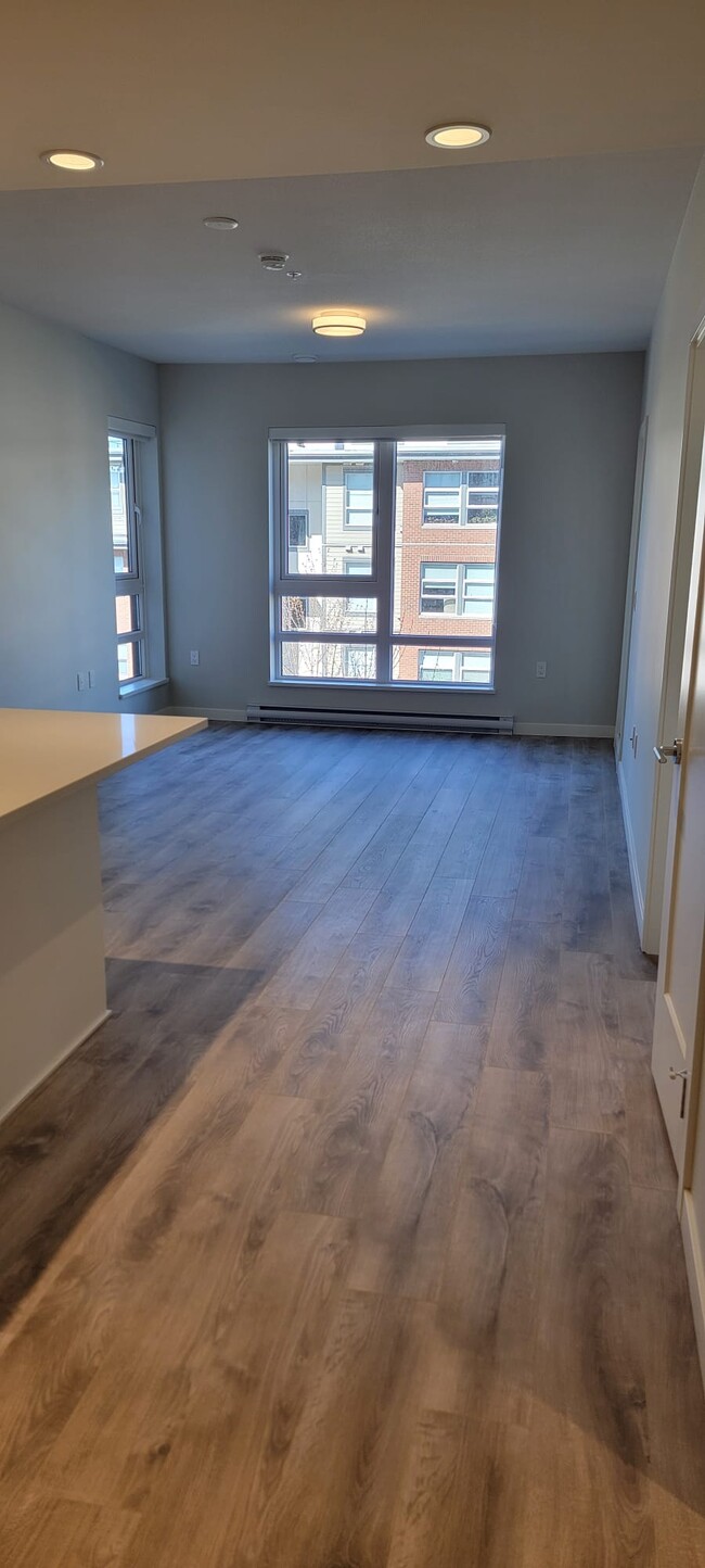 Building Photo - 615 Cottonwood Av