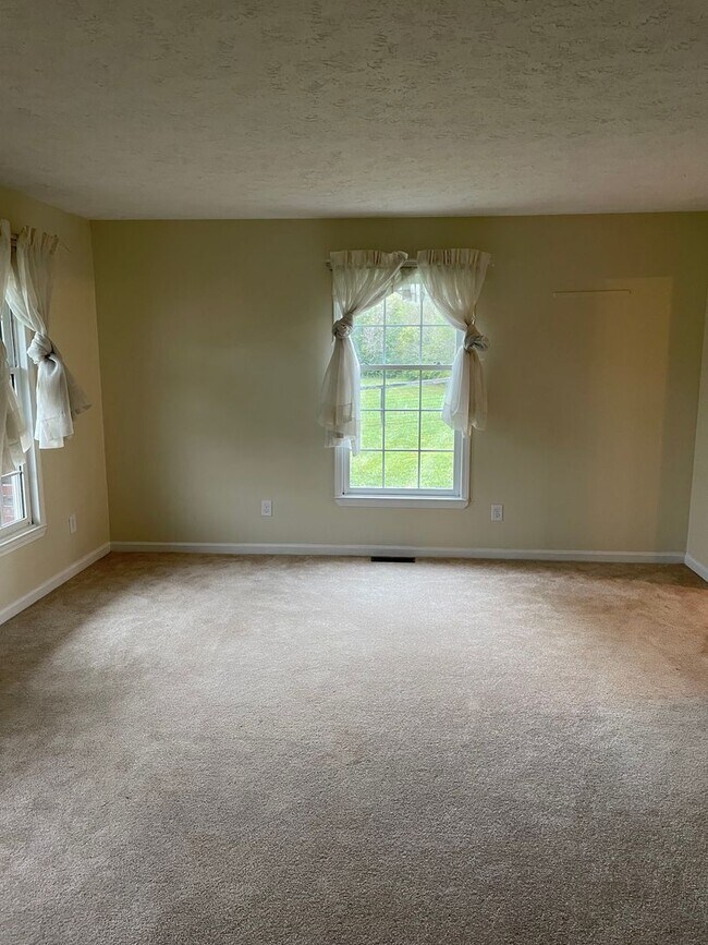 Building Photo - 3 Bedroom Outside City Limits!