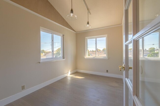 Building Photo - 987 Springfield Dr
