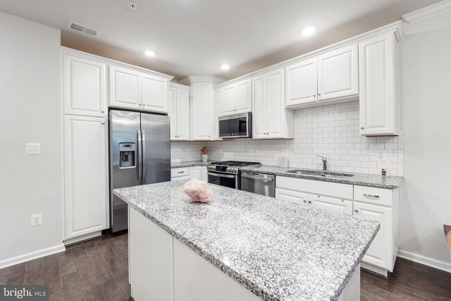 Building Photo - 23255 Milltown Knoll Square