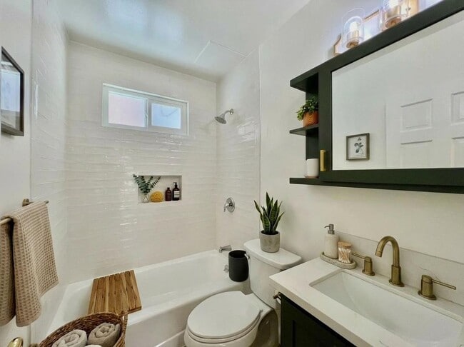 Foto del edificio - 5819 Carlton Way