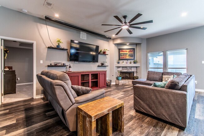 Building Photo - Beautiful Southside Home with Bonus Back Office