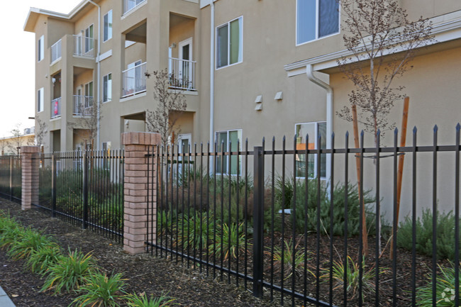 Building Photo - Sierra View Terraces