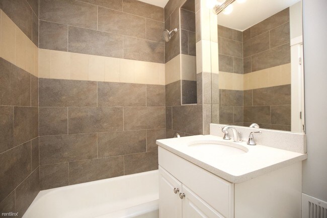 Foto del edificio - 3823 N Lakewood Ave