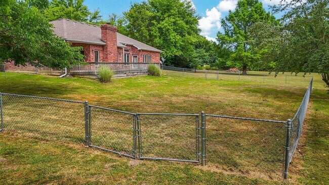 Foto del edificio - Private 3BR Brick Home with Scenic View