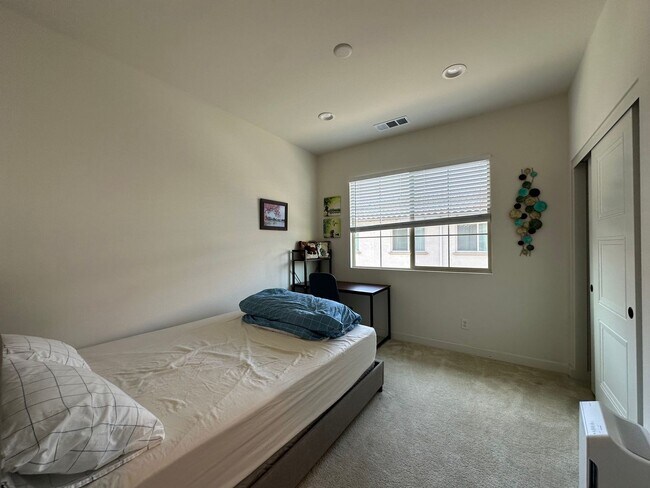 Foto del edificio - Room for Rent in Stanton-Prime Location