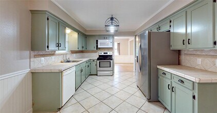 Building Photo - 5221 Cottonwood Cir