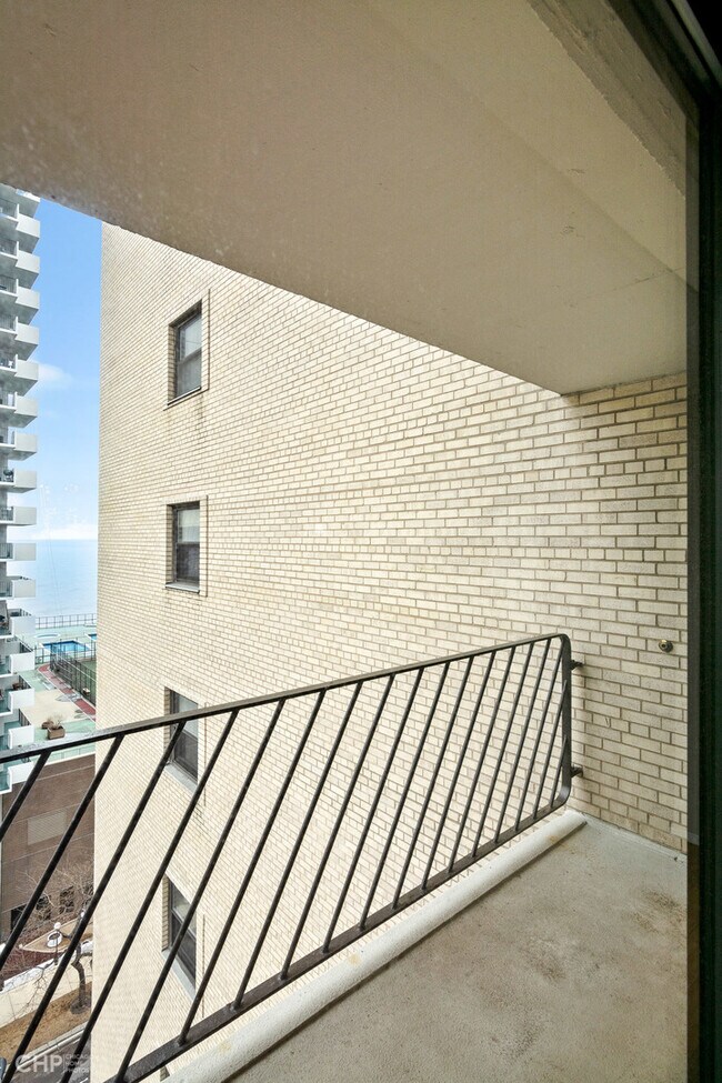 Building Photo - 6030 N Sheridan Rd
