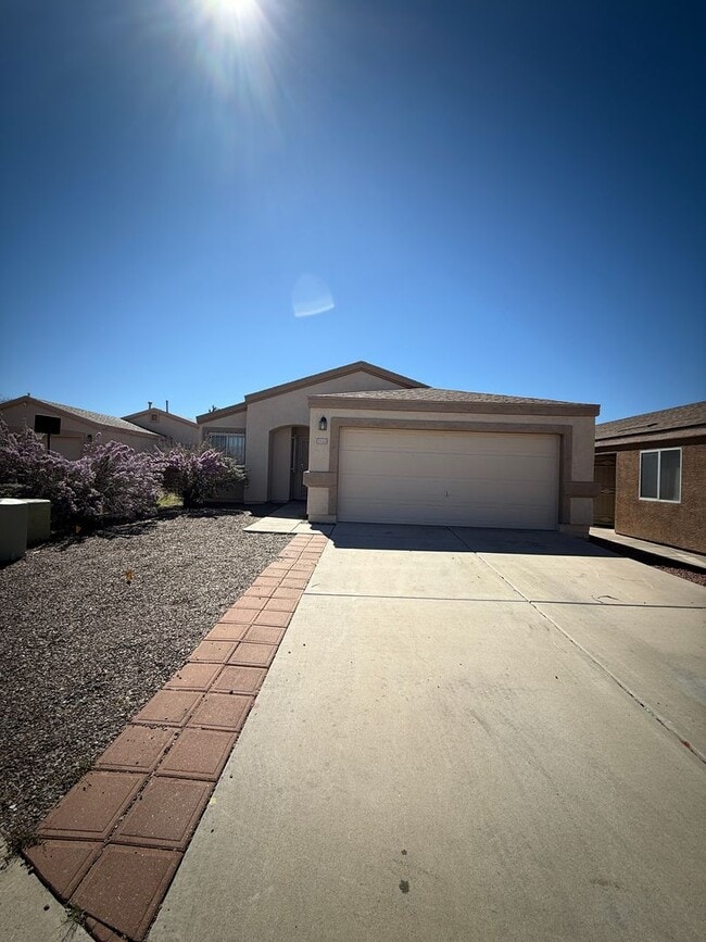 Building Photo - Delightful East Side 3 bedroom/2 bath Home...