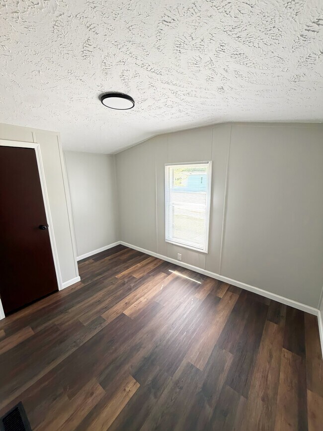 Foto del edificio - 11 Deerwood Park