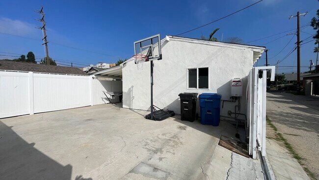 Foto del edificio - 10452 Balboa Blvd