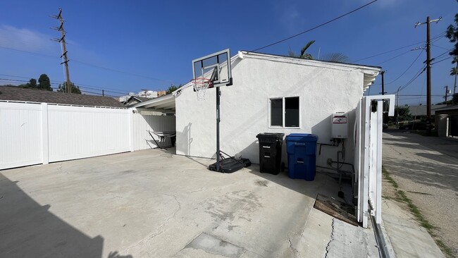 Building Photo - 10452 Balboa Blvd