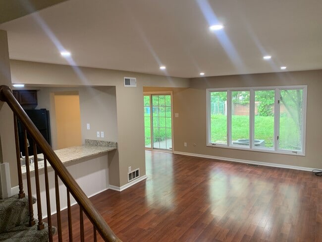 Building Photo - 617 Wellington Dr