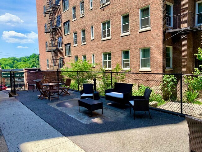 Foto del edificio - Conveniently Located Gorgeous 2 BDR Apt.