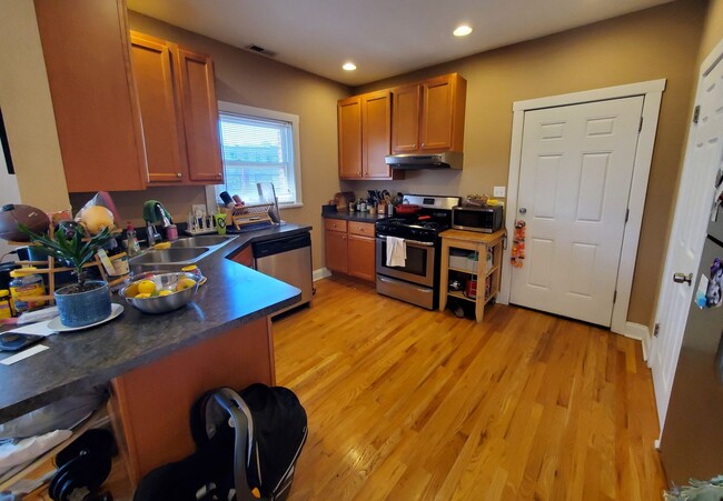 Building Photo - East Albany Park – Updated 1-Bedroom Apt –...