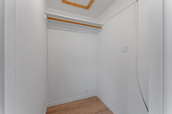 Building Photo - 910 Deodar Rd