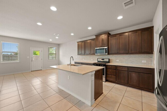 Building Photo - 6605 Verona Pl