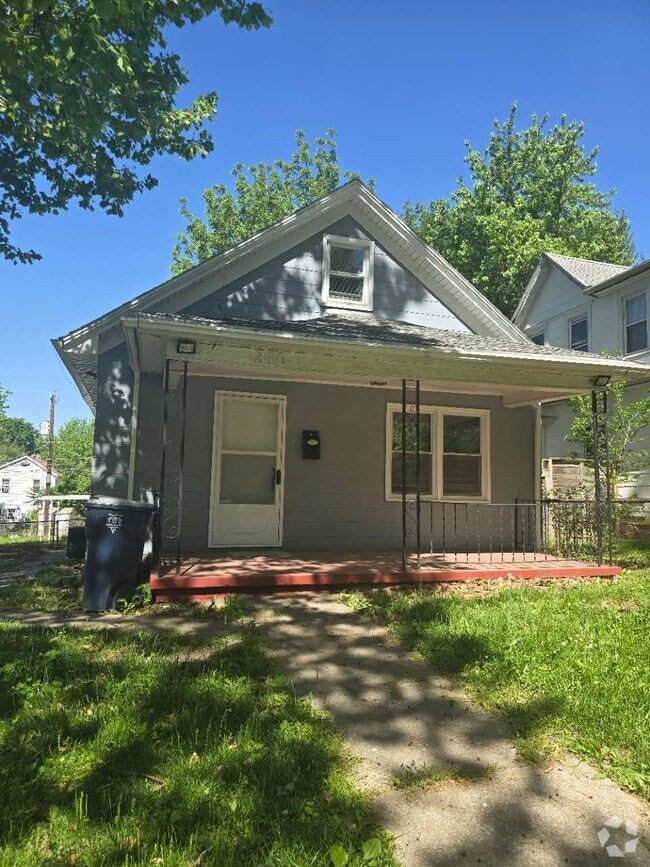 Building Photo - 310 N Oakley Ave