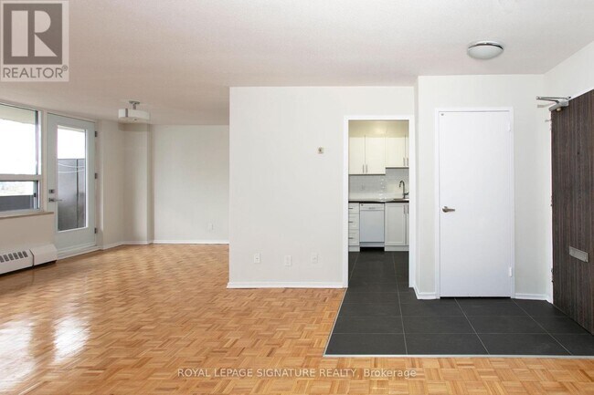 Photo du bâtiment - 6200 Bathurst St