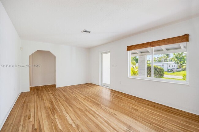 Foto del edificio - 385 NE 117th St