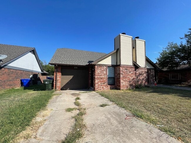 Building Photo - 221 Skylark Ct