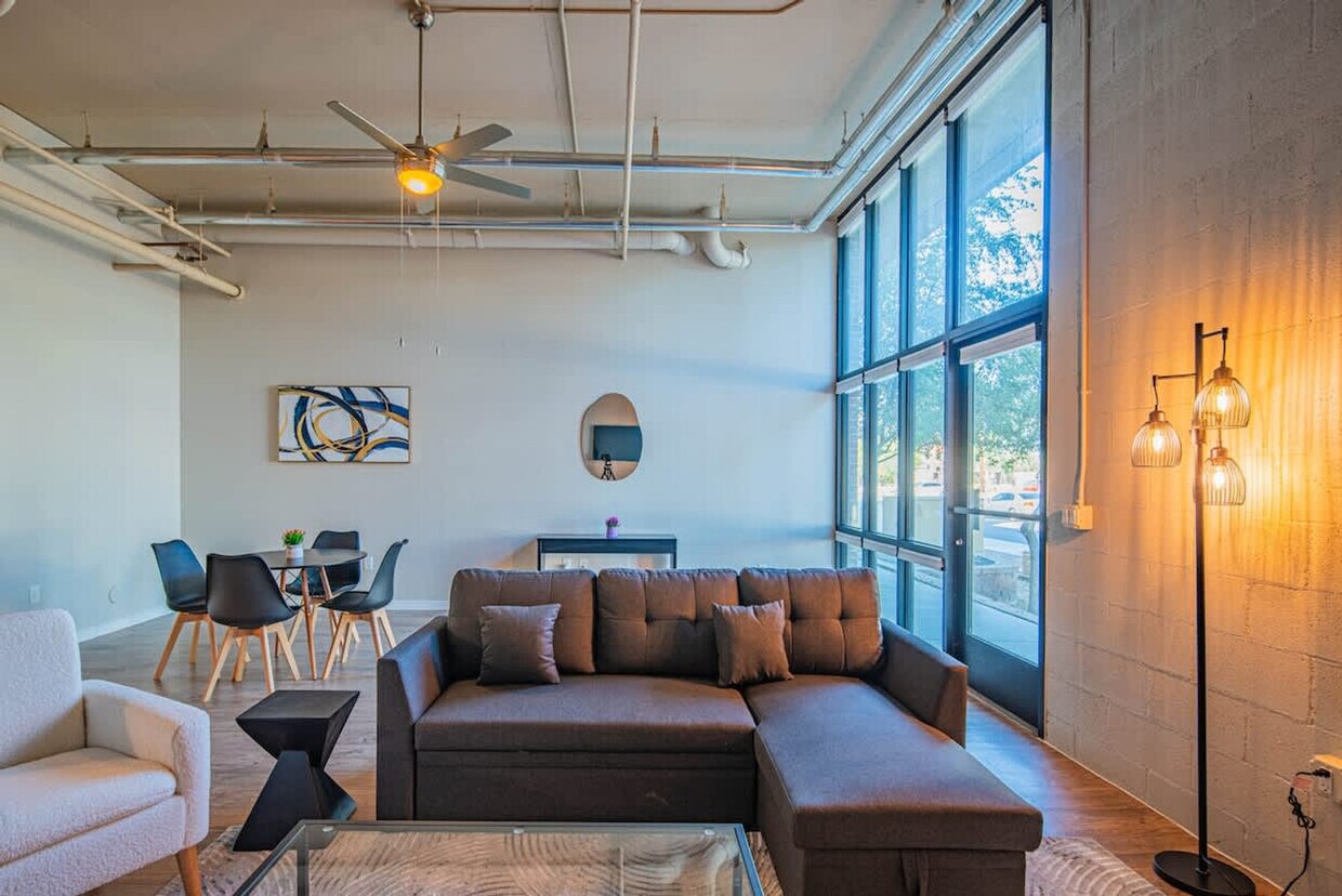 Foto principal - 1275 E University Dr