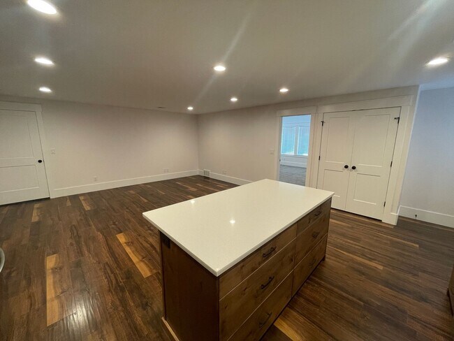 Building Photo - Spacious 1-Bedroom Apartment – North Salt Lake