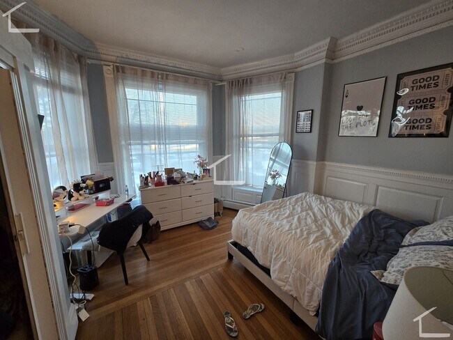 Building Photo - 9/1 Rare 4BR/2BA in Kenmore Sq, Heat/hot water inc!