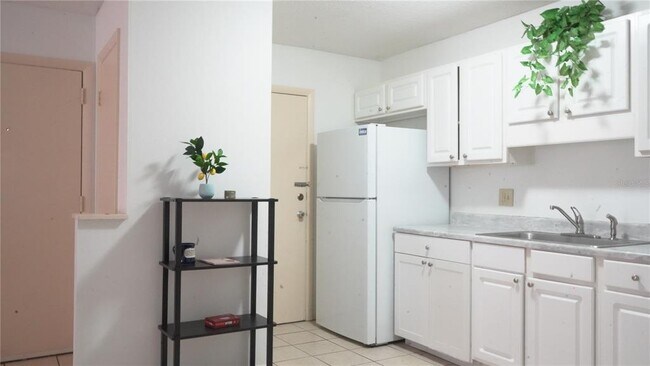 Building Photo - 1700 SW 16th Ct