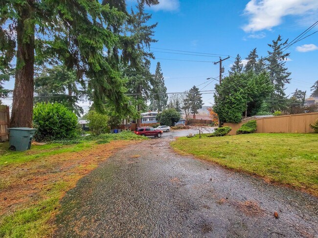 Building Photo - Cozy rambler with large outdoor space!!!