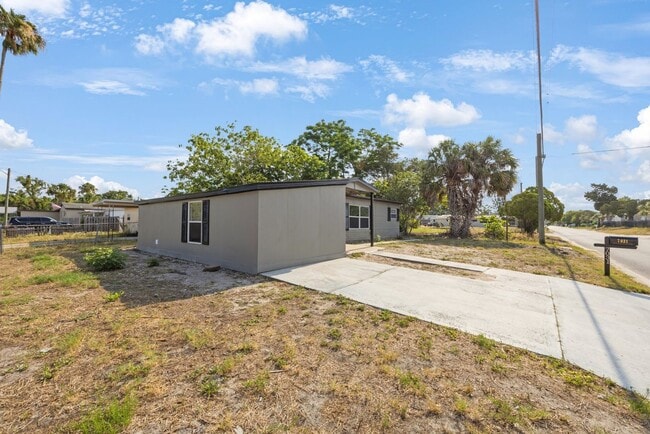 Building Photo - $1600 House on Corner Lot Ready by June 1,...