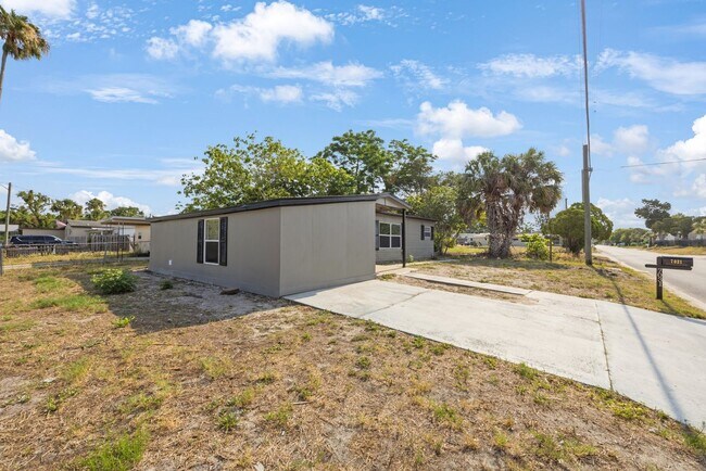 Foto del edificio - $1600 House on Corner Lot Ready by June 1,...