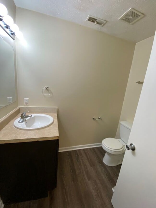 Foto del edificio - 3 Bedroom with 1 - !/2 Baths