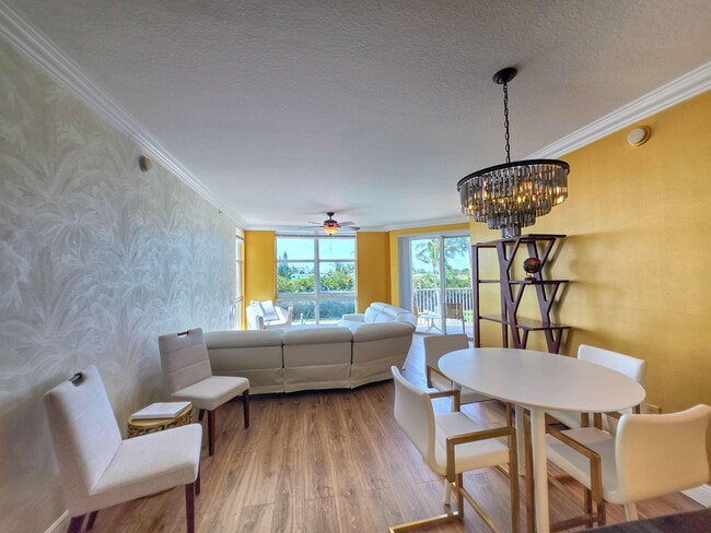 Building Photo - 806 E Windward Way