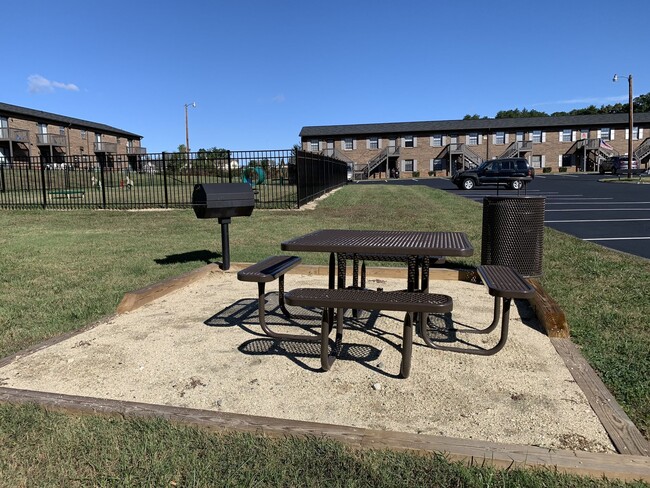 Community Grilling Area - The Flats at Salem