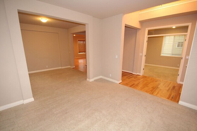 Foto del edificio - 4 BEDROOM WOODBRIDGE REDMOND HOME FOR RENT...
